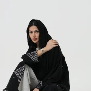 عباءة مطرزة بنجوم رمادية